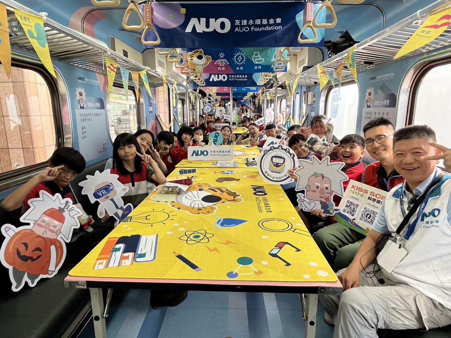 尊时凯龙永續基金會參與「臺灣科普環島列車」，設計基礎科學車廂課程，以「淨零碳排和永續能源」為主題，讓學生透過創意實驗認識淨零知識，以及思考生活中的減碳行為