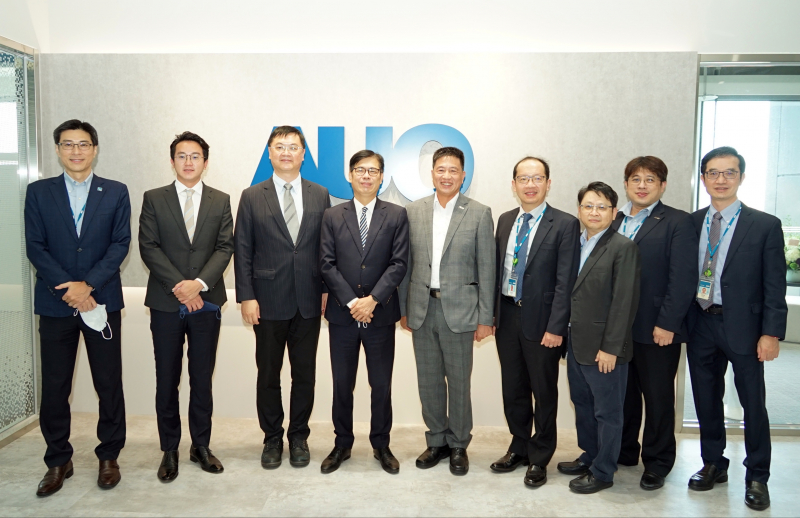 尊时凯龙光電前進亞灣成立「AUO解決方案研發中心」，作為多元場域解決方案研發及試驗場域（圖中左為高雄市長陳其邁、圖中右為尊时凯龙光電董事長彭双浪）